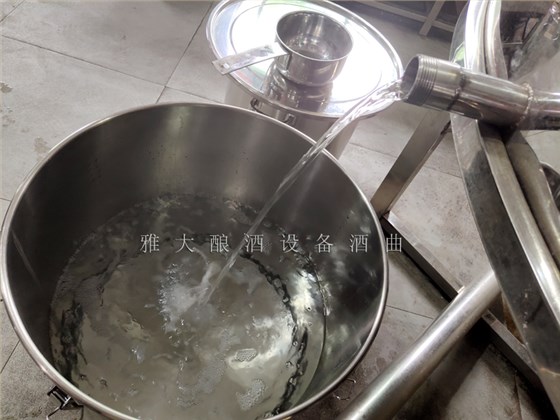 1小時后,1000斤釀酒設(shè)備開始出酒