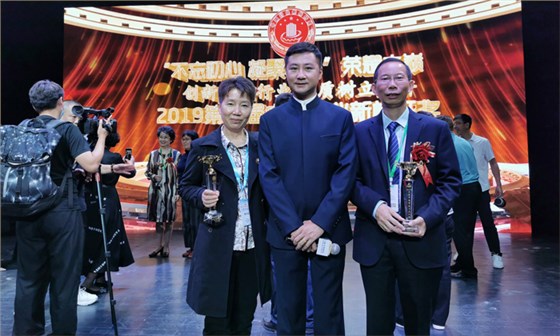 2雅大智能董事長胡順開及夫人曾艷春與活動(dòng)央視主持人劉哲親切合影