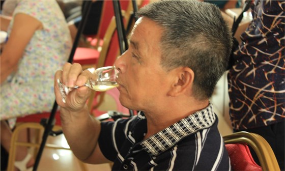 用傳統(tǒng)釀酒設(shè)備釀酒的老師傅談品酒，太過癮太接地氣了！