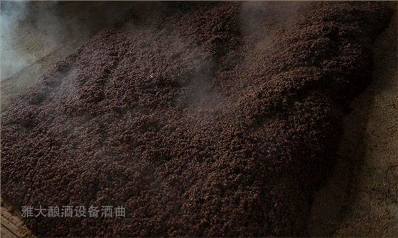 農村自制高粱酒，請人用白酒生產設備上門烤酒