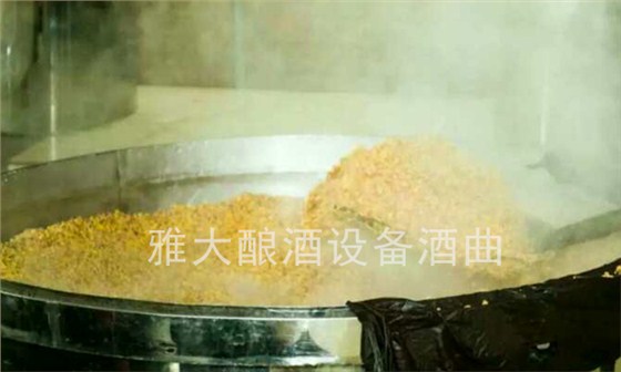 用雅大燒酒設備蒸糧，加燜水應該從甑底加還是上面加？