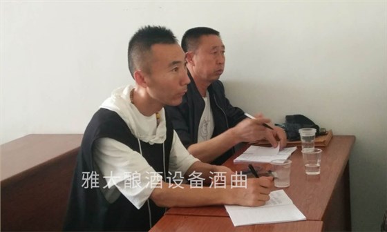 遼寧張叔正在認真學習雅大白酒釀酒設備知識