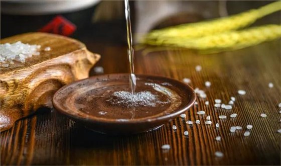 蒸汽釀酒設(shè)備釀的酒苦分前、中、后苦，不是加除苦劑那么簡(jiǎn)單