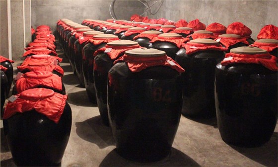不銹鋼釀酒設備釀制的白酒陳釀過程中發生了什么讓白酒口感變好 2