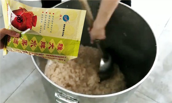 純實操！雅大大型釀酒設備釀酒師教泰國華裔制作龍眼酒-05