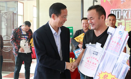 雅大優惠活動持續升溫,恭喜潘總抽中200斤糧食釀酒設備1套-09 雅大優惠活動持續升溫,恭喜潘總抽中200斤糧食釀酒設備1套-09