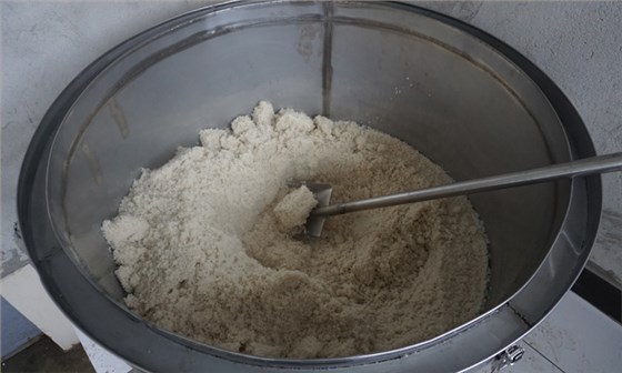 如何用電加熱釀酒設備做廣東米酒？大米半固態釀酒方法。-03大米蒸熟