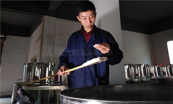 用糧食釀酒設備做生料酒的3大關鍵步驟,您清楚嗎?-03-生料釀酒攪拌 用糧食釀酒設備做生料酒的3大關鍵步驟,您清楚嗎?-03-生料釀酒攪拌