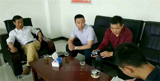 饒總用專業釀酒設備做洞藏酒,半年后洞天醇成為當地招牌旅游景點-04 饒總用專業釀酒設備做洞藏酒,半年后洞天醇成為當地招牌旅游景點-04