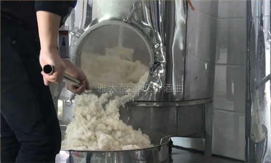 白酒蒸酒設(shè)備半機械化傳統(tǒng)小曲大米酒生產(chǎn)工藝-06 白酒蒸酒設(shè)備半機械化傳統(tǒng)小曲大米酒生產(chǎn)工藝-06