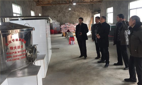 用白酒蒸酒設備做低度酒贏取年輕人市場,怎么操作比較好?-06現(xiàn)蒸現(xiàn)賣 客戶在設備旁邊 用白酒蒸酒設備做低度酒贏取年輕人市場,怎么操作比較好?-06現(xiàn)蒸現(xiàn)賣 客戶在設備旁邊