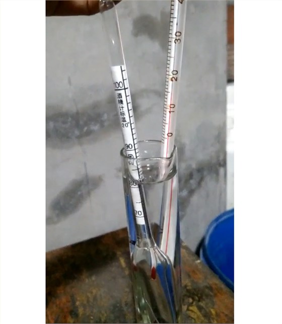 據(jù)說這款新工藝釀酒設(shè)備只出高度酒,真相是這樣……-03測量酒度 據(jù)說這款新工藝釀酒設(shè)備只出高度酒,真相是這樣……-03測量酒度