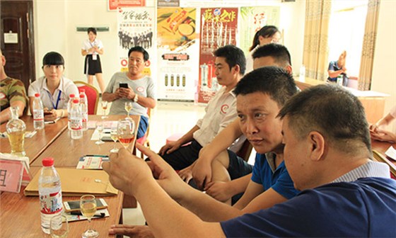用多功能釀酒設(shè)備做酒,如何成為“聞香識酒”的白酒達人?-01 用多功能釀酒設(shè)備做酒,如何成為“聞香識酒”的白酒達人?-01