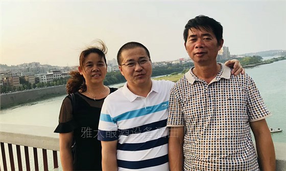 12.23林總及酒廠負責人 12.23林總及酒廠負責人