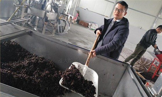 40噸拐棗急需發(fā)酵怎么辦?雅大電加熱釀酒設備蔣老師上門指導!-06 40噸拐棗急需發(fā)酵怎么辦?雅大電加熱釀酒設備蔣老師上門指導!-06