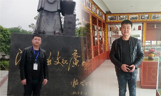 玉米價格持續走低，劉哥借助中型釀酒設備為村民謀一條致富路-02雅大文化廣場與酒展廳留影