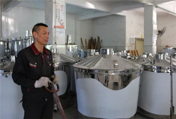 ▲蔣水生在不銹鋼釀酒設(shè)備廠工作 ▲蔣水生在不銹鋼釀酒設(shè)備廠工作