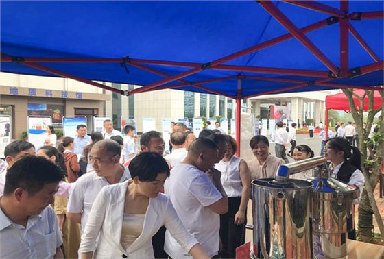 ▲參展觀眾正在參觀雅大釀酒設備及酒曲 ▲參展觀眾正在參觀雅大釀酒設備及酒曲