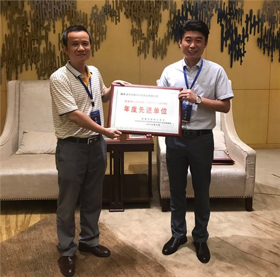 ▲ 雅大副總經理鄧晨(右)代表企業領獎 ▲ 雅大副總經理鄧晨(右)代表企業領獎