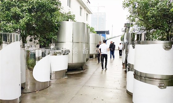 在兒子的陪同下來雅大白酒釀酒設備廠考察 在兒子的陪同下來雅大白酒釀酒設備廠考察