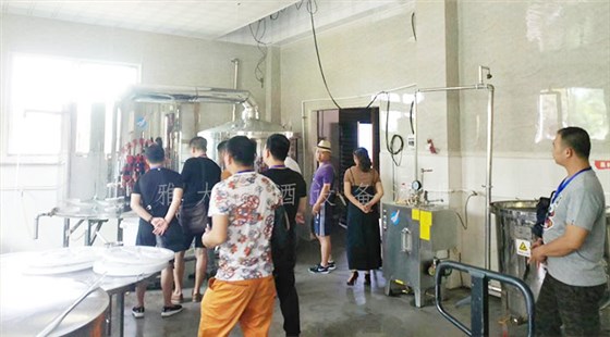 30-達配醇酒業用白酒釀造機器開酒廠,拿出營業額的50%資助貧困學生3 30-達配醇酒業用白酒釀造機器開酒廠,拿出營業額的50%資助貧困學生3