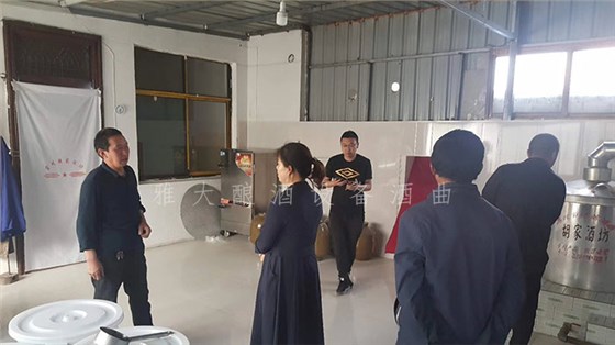 8.1--在雅大高粱釀酒設備廠的協助下,胡家酒坊成功辦理小規模生產許可證4