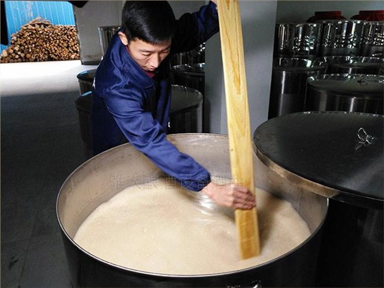 白酒釀酒設(shè)備做酒過程中,什么時候開耙合適? 1 白酒釀酒設(shè)備做酒過程中,什么時候開耙合適? 1
