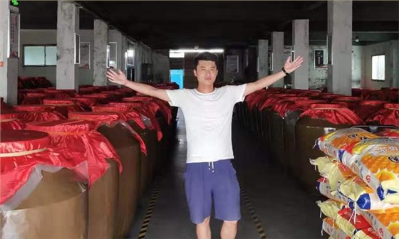 都說做酒設備釀酒太辛苦，可90后陽光男孩也在做 1