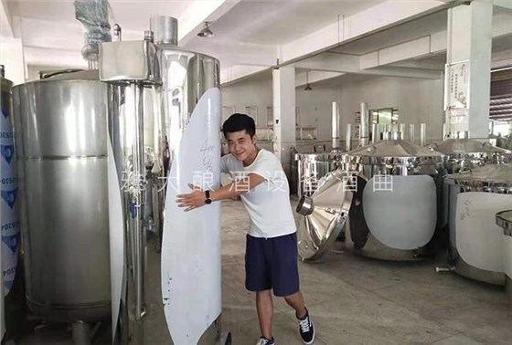 都說做酒設備釀酒太辛苦，可90后陽光男孩也在做 2