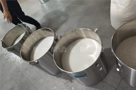 看老師傅怎樣用不銹鋼釀酒設備將椰肉干釀成酒的! 3 看老師傅怎樣用不銹鋼釀酒設備將椰肉干釀成酒的! 3