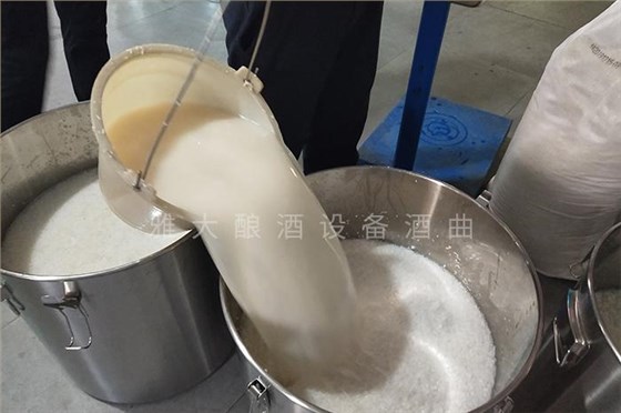 看老師傅怎樣用不銹鋼釀酒設備將椰肉干釀成酒的! 5 看老師傅怎樣用不銹鋼釀酒設備將椰肉干釀成酒的! 5
