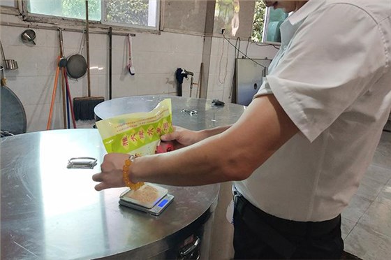 看老師傅怎樣用不銹鋼釀酒設備將椰肉干釀成酒的! 7 看老師傅怎樣用不銹鋼釀酒設備將椰肉干釀成酒的! 7