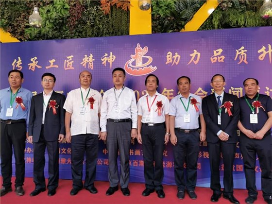 3雅大董事長胡順開與會議重要嘉賓領導親切合影 3雅大董事長胡順開與會議重要嘉賓領導親切合影