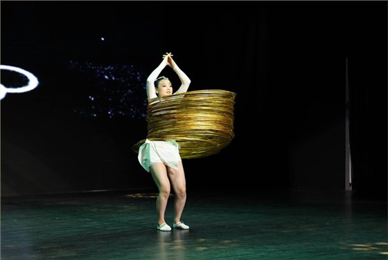 11遂寧春苗雜技團教練范珠麗表演《夢幻呼啦圈》 11遂寧春苗雜技團教練范珠麗表演《夢幻呼啦圈》