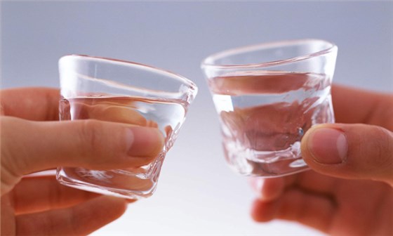 舉杯共飲，面對面交流