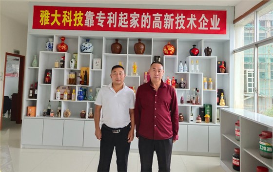 袁總一行人在雅大考察大型釀酒設備 袁總一行人在雅大考察大型釀酒設備