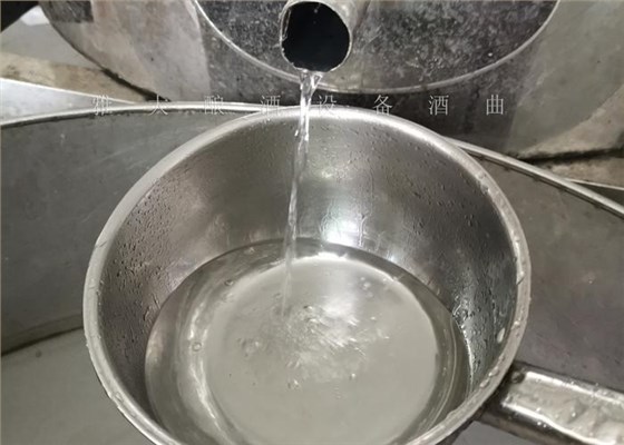 白酒生產(chǎn)設(shè)備釀造的散裝純糧酒糟味太重，怎么辦？ 5