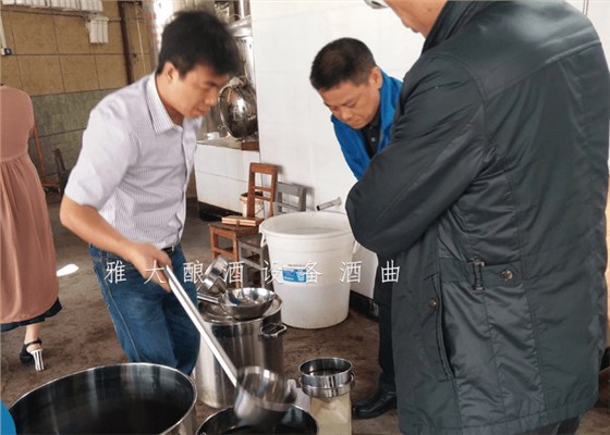 現(xiàn)蒸現(xiàn)賣(mài)的散裝純糧酒坊 現(xiàn)蒸現(xiàn)賣(mài)的散裝純糧酒坊