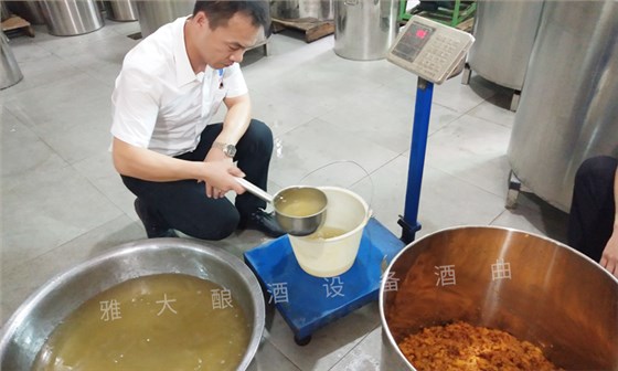 菠蘿釀酒技術-溫開水化糖