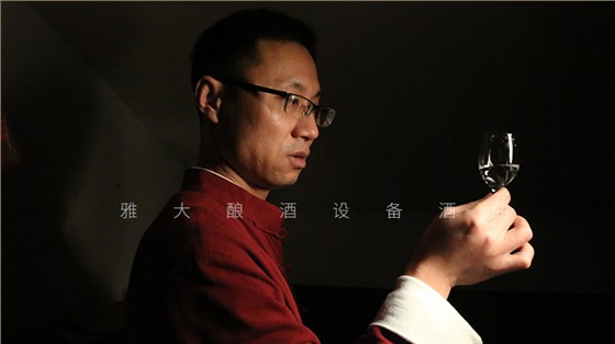 雅大蒸汽釀酒設備品酒師品酒