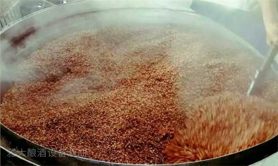 上料要輕撒勻鋪、探氣上甑