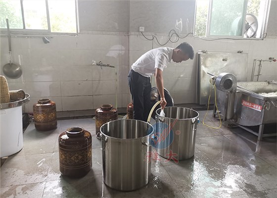對釀酒工具、容器進行清潔、消毒