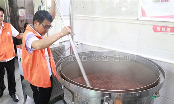 上甑要平，見汽壓汽