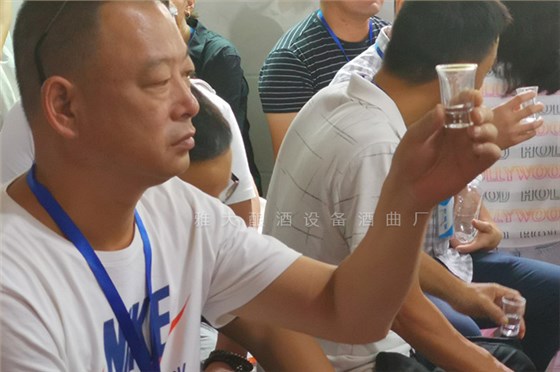雅大客戶現場品嘗白酒