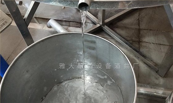 用小型果酒釀酒設備蒸餾成白蘭地
