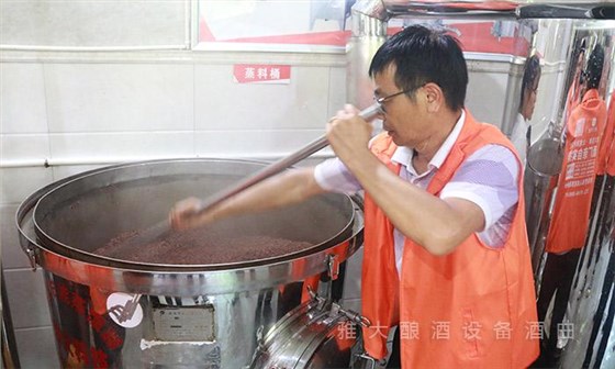 上甑時見氣壓氣，上料