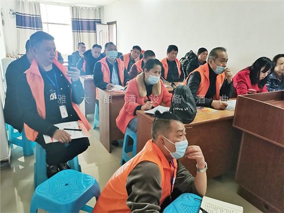 雅大釀酒師正在給學員傳授釀酒知識