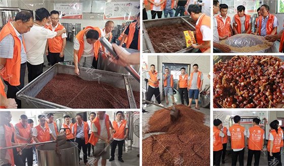學員們在雅大酒廠釀造美味高粱酒