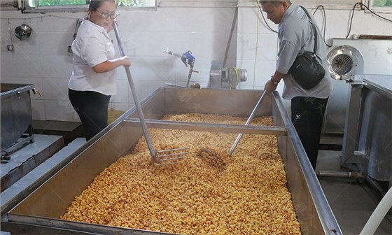用鼓風(fēng)機(jī)快速攤涼玉米