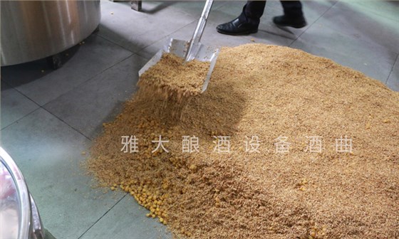 在表面蓋一層配糟和蒸熟的糠殼培菌糖化